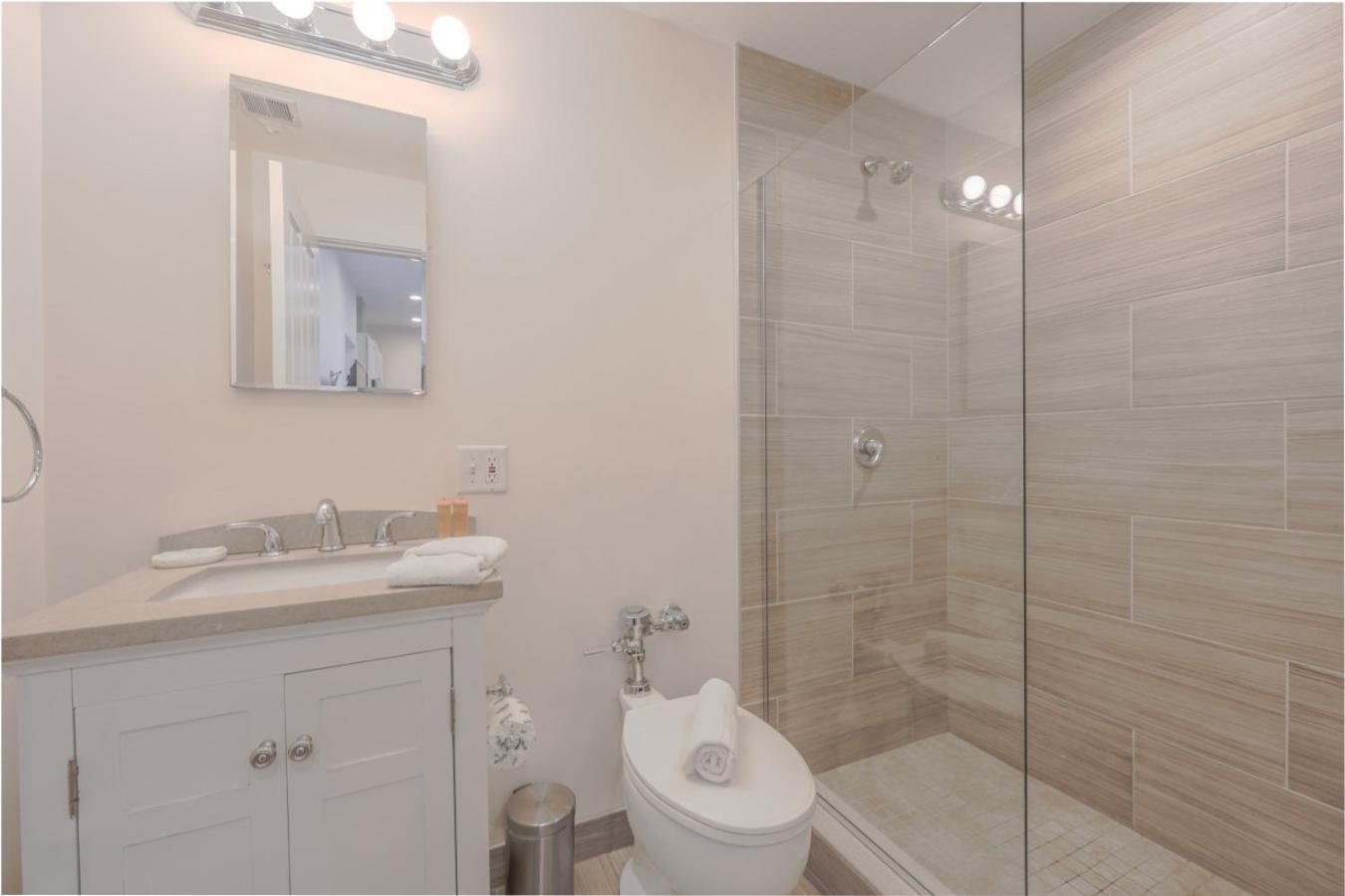 Apartment Luxury At 2br 2ba 200mbps Internet *