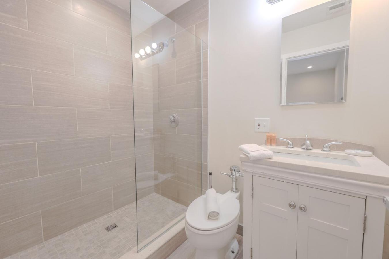 Apartment Luxury At 2br 2ba 200mbps Internet