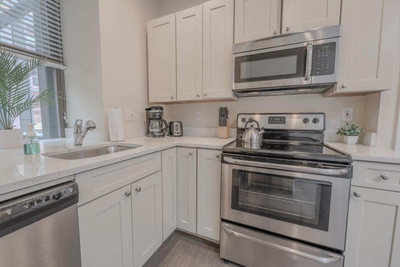 Luxury At 2br 2ba 200mbps Internet Boston