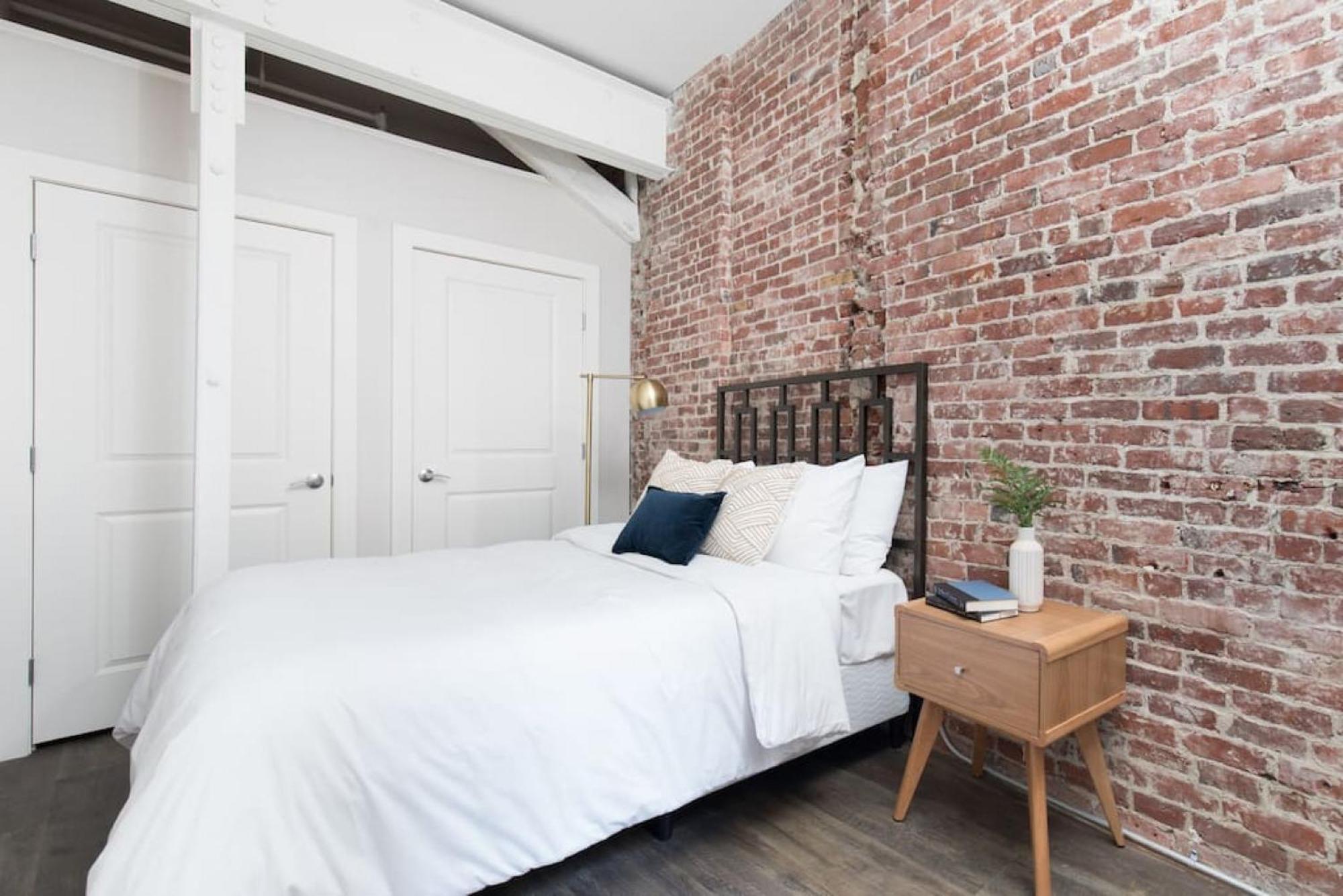 Large Loft Steps From Common Apartment *