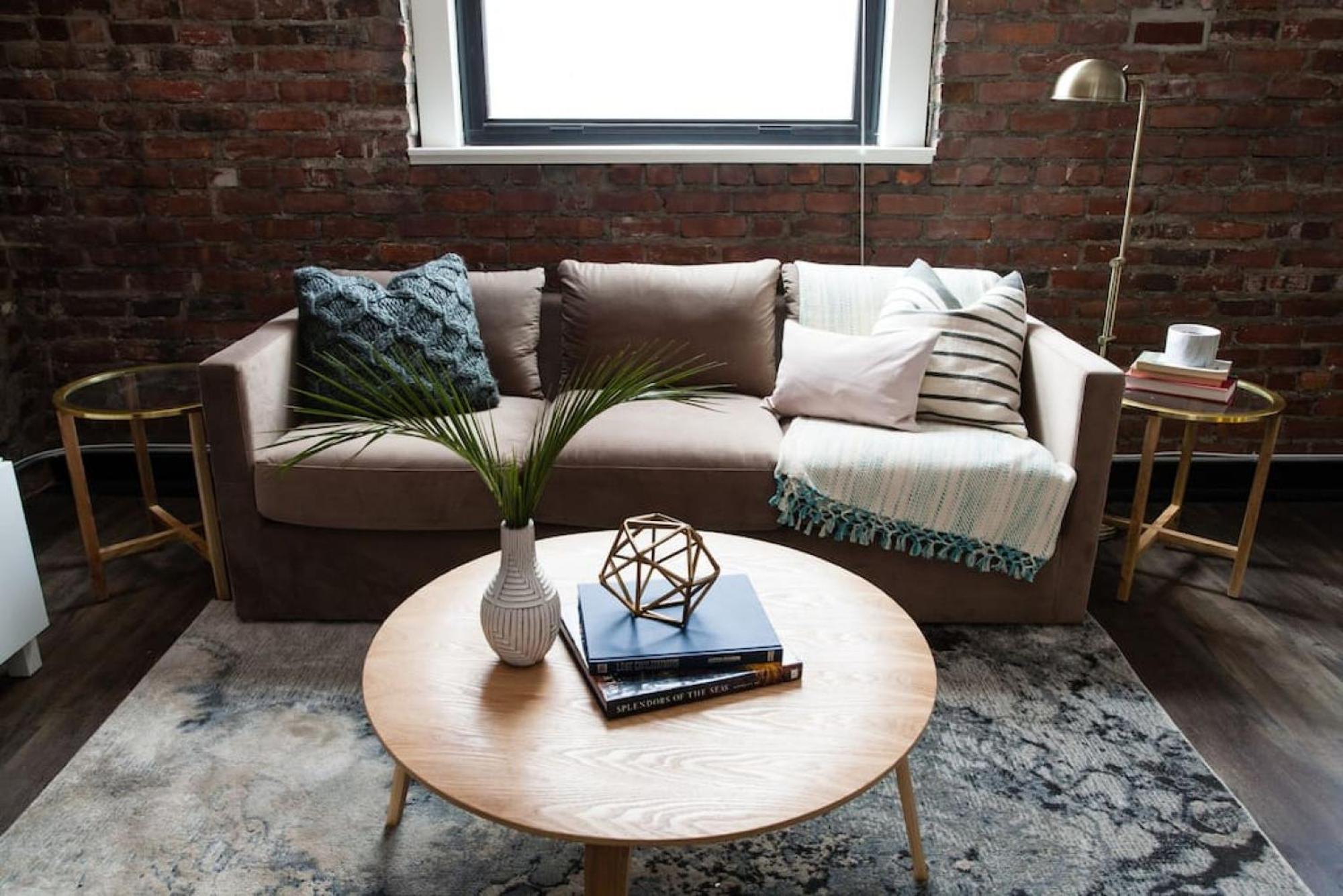 Centrally Located Luxurious Loft Walk Anywhere *