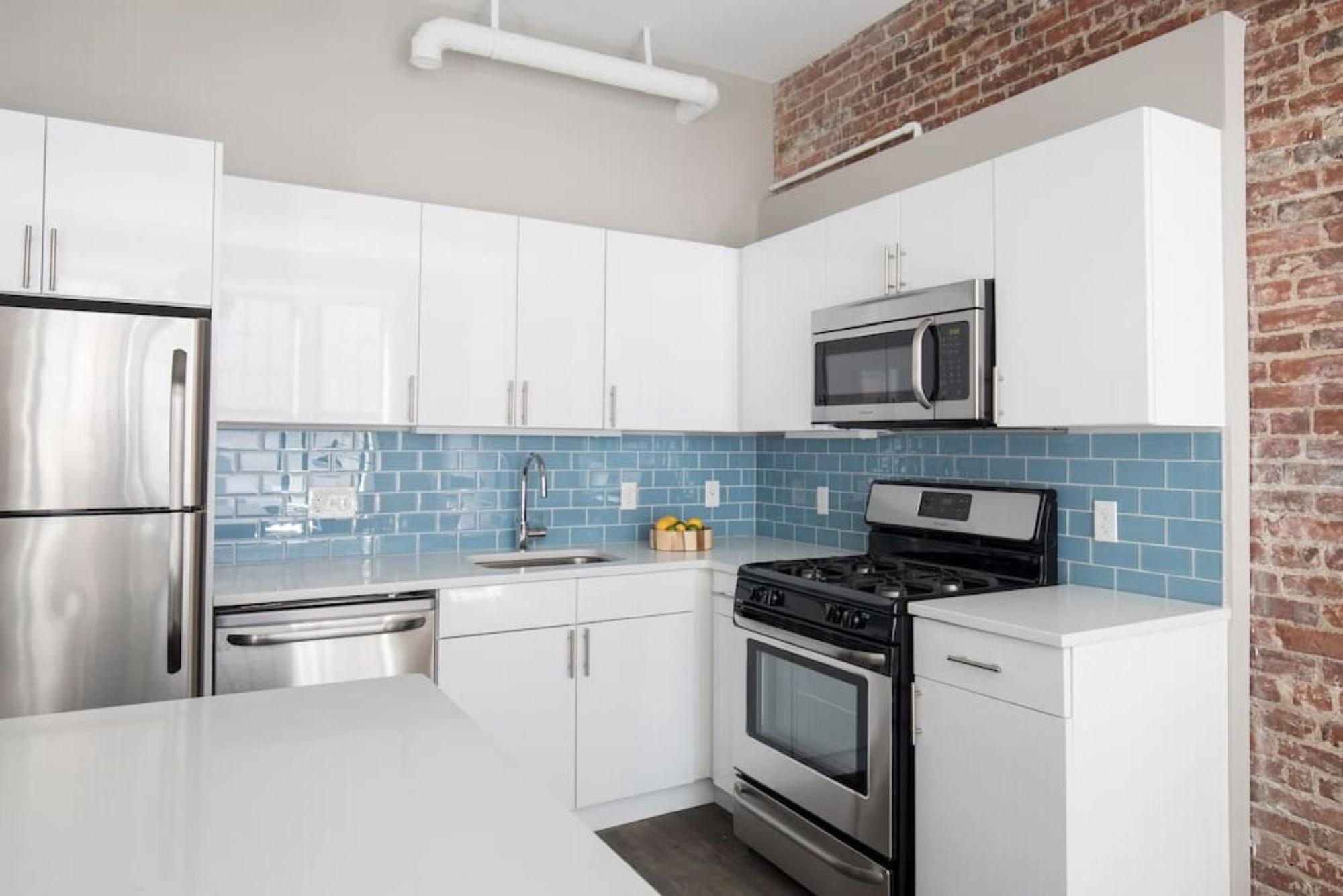 Large Loft Steps From Common Apartment *