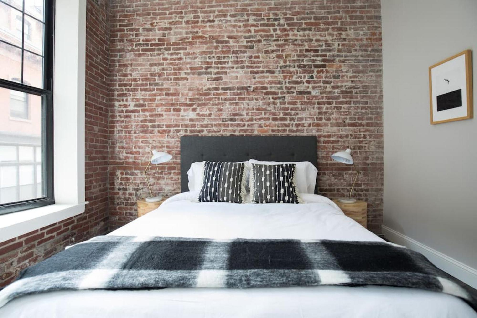 Large Loft Steps From Common *