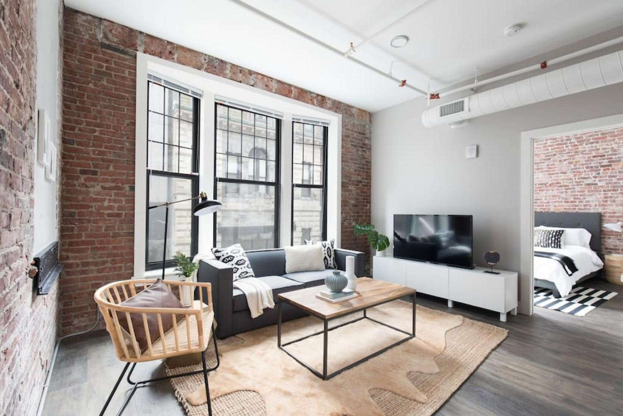 Large Loft Steps From Common Apartment