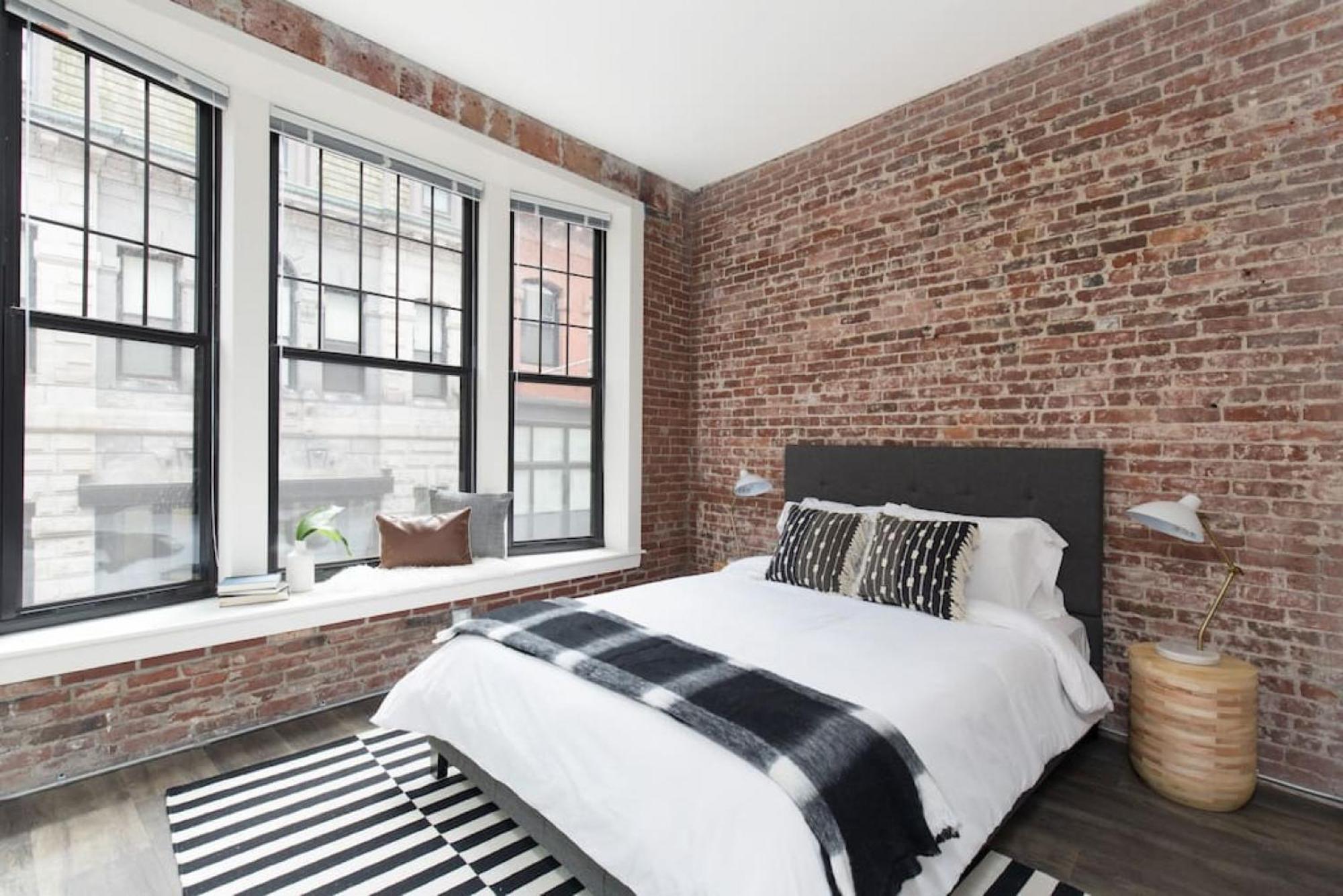 Large Loft Steps From Common Apartment *