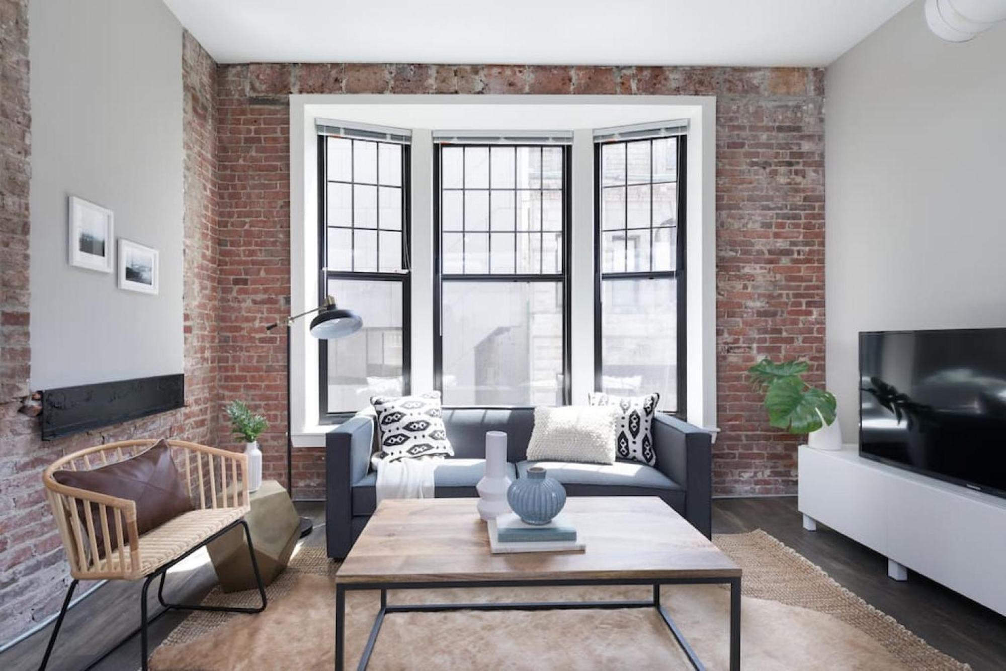 Large Loft Steps From Common Apartment