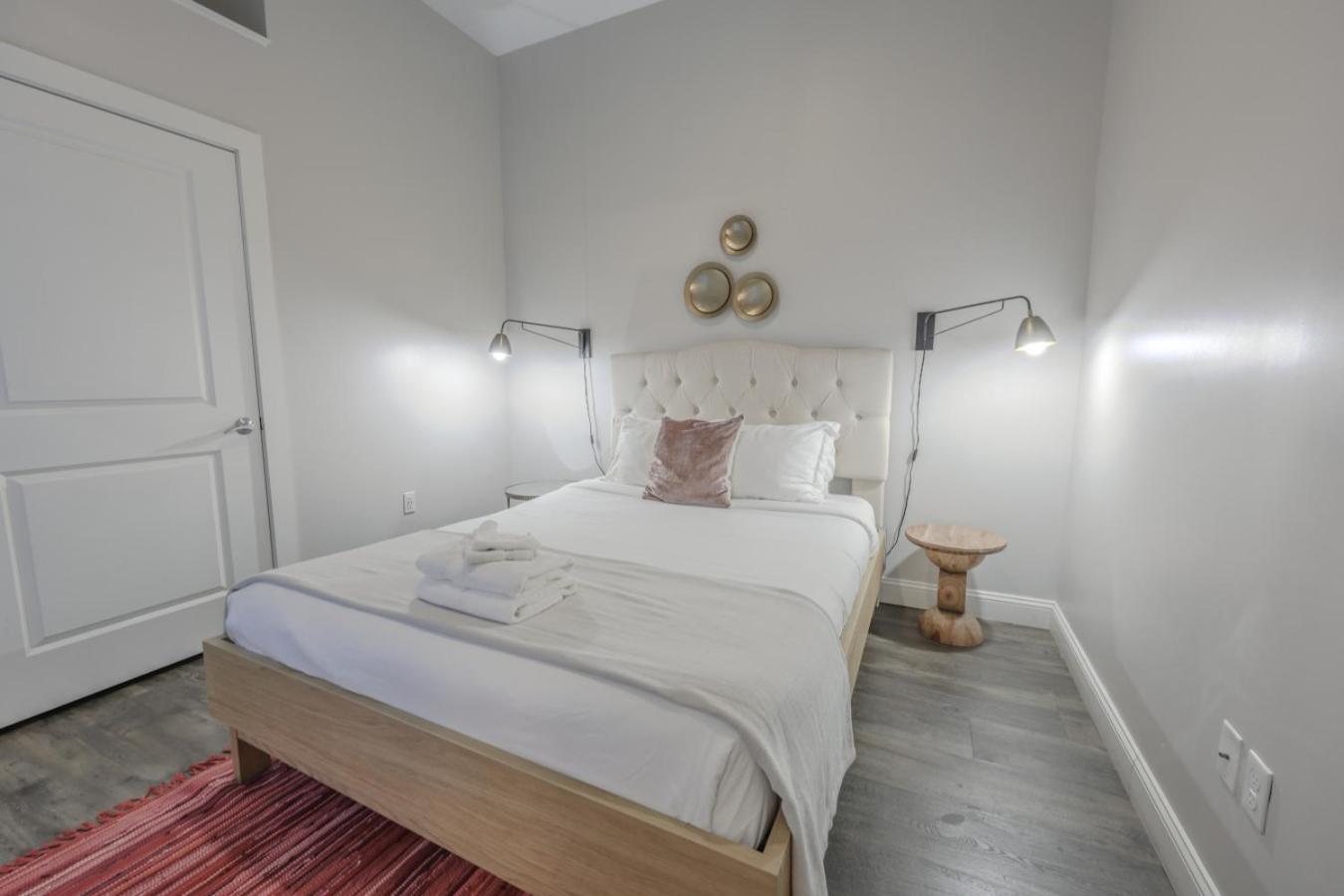 Pet Friendly Downtown Elevator Washer Dryer Apartment