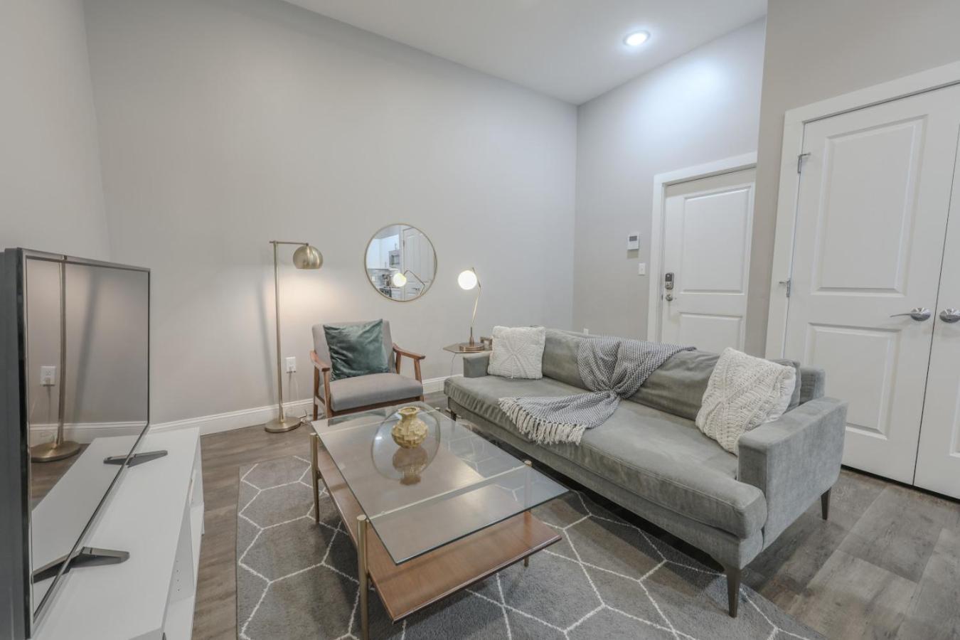 Pet Friendly Downtown Elevator Washer Dryer Apartment Boston