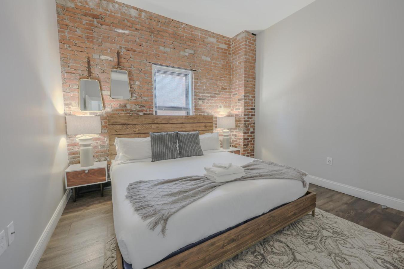 Lavishly Designed With Office Close To T Apartment *