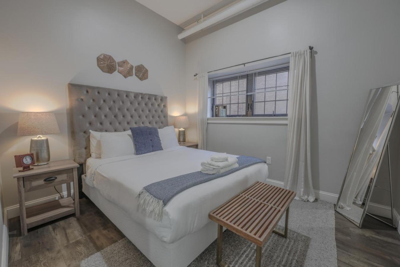 Luxury Furnished Loft Near Park Street Station *