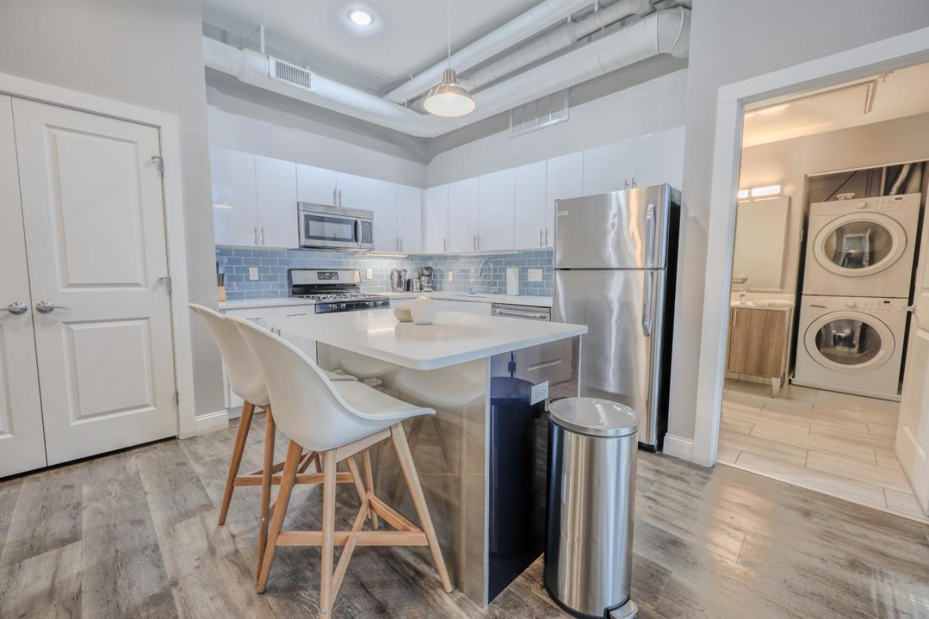 Pet Friendly Downtown Elevator Washer Dryer Apartment