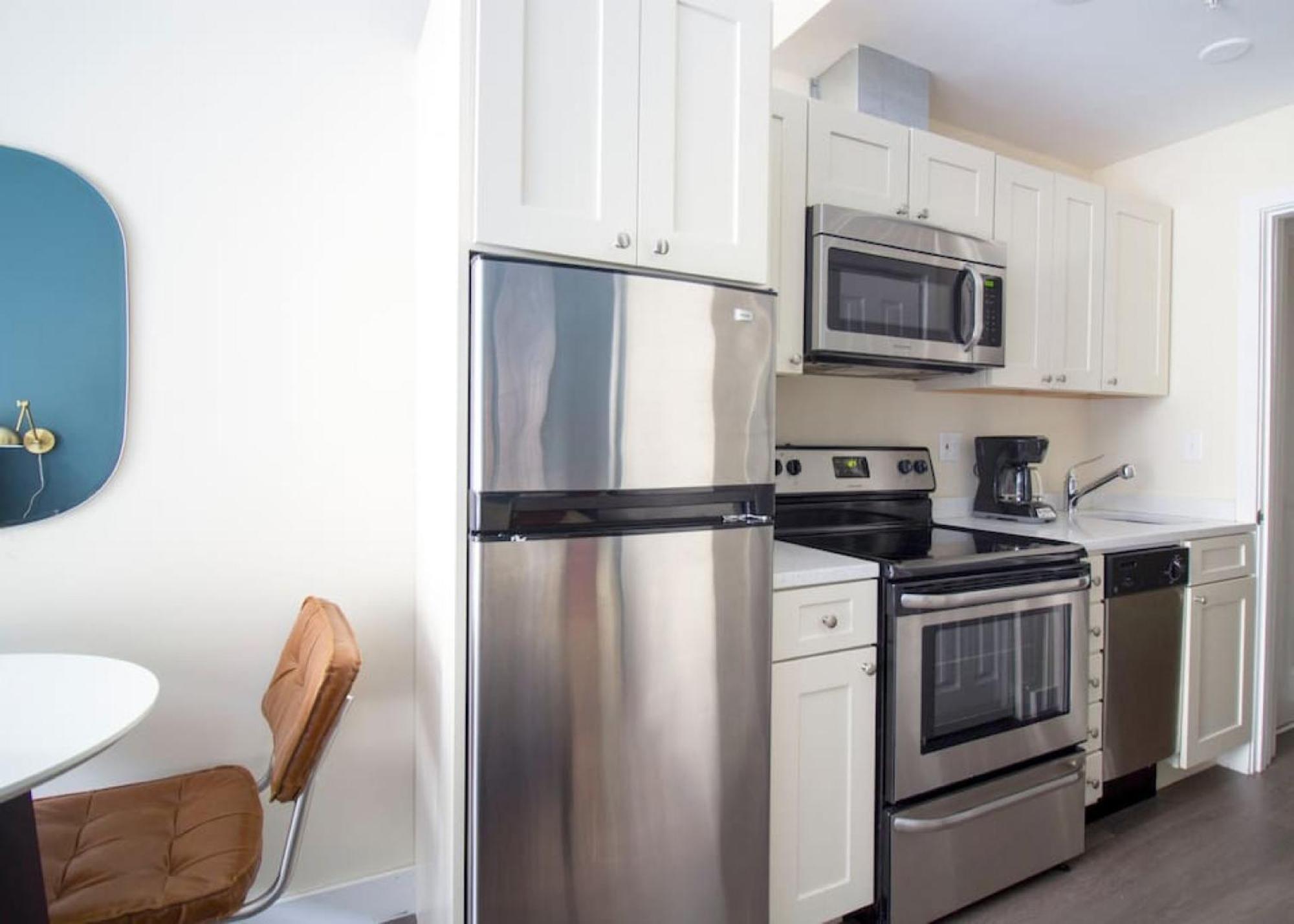Walking Distance To Mgh And Tufts Medical Apartment
