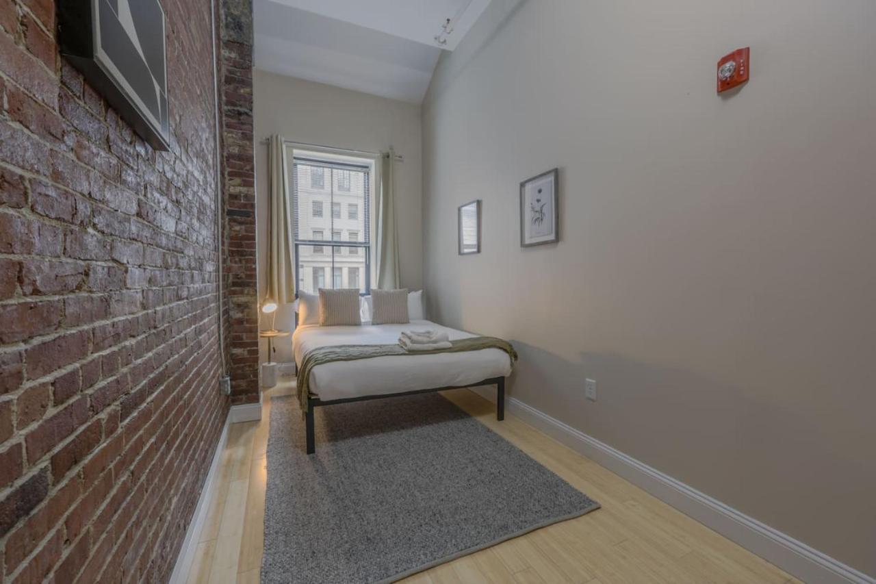 Apartment Stylish Exposed Brick 3 Bedroom *