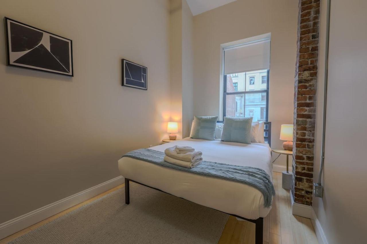 Stylish Exposed Brick 3 Bedroom *