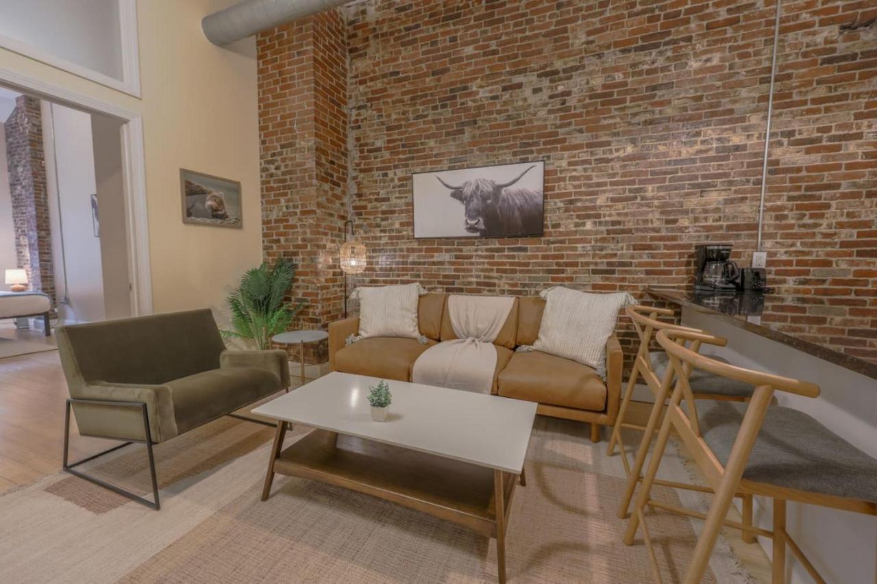 Apartment Stylish Exposed Brick 3 Bedroom *