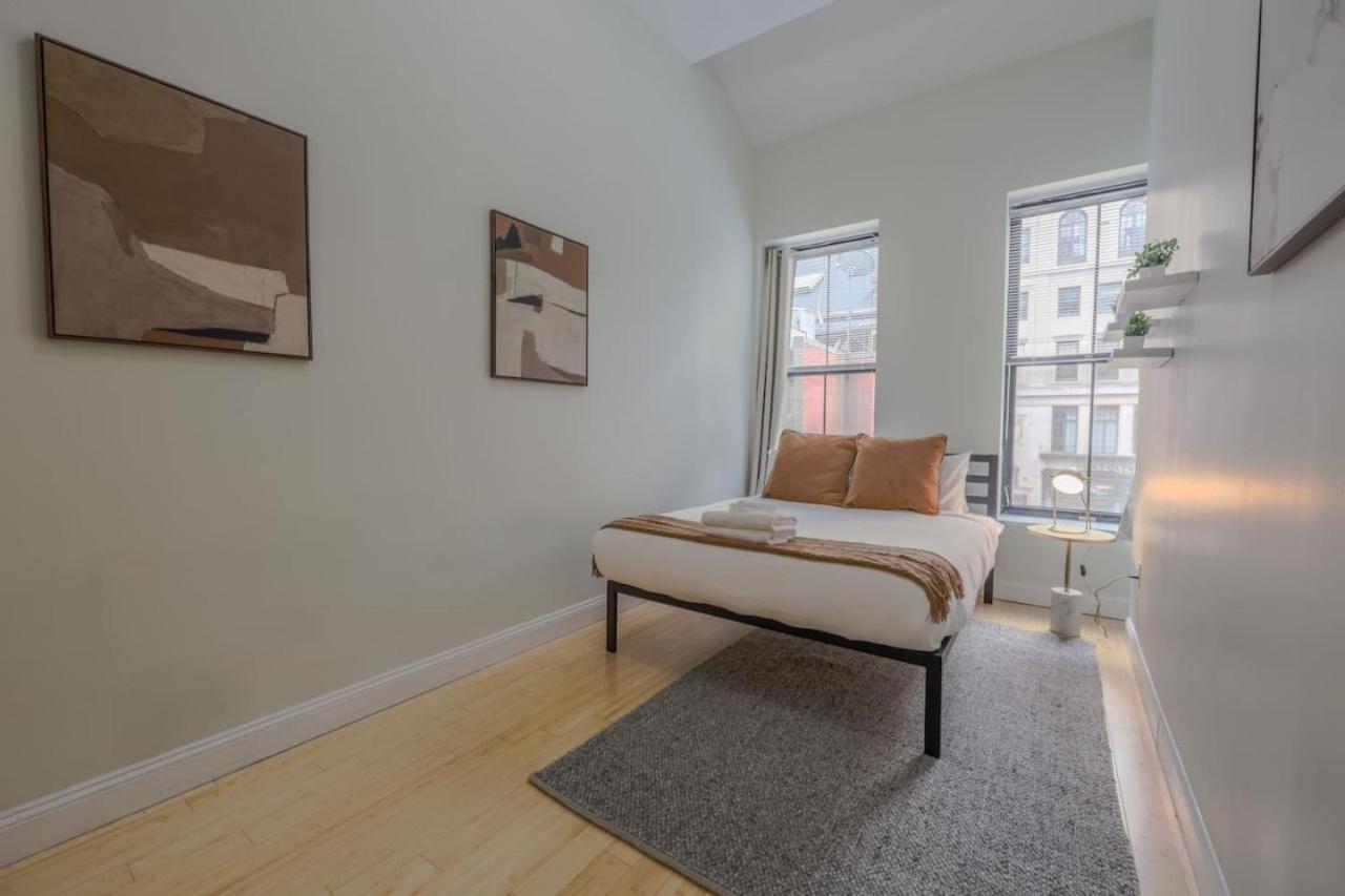 Stylish Exposed Brick 3 Bedroom Apartment *