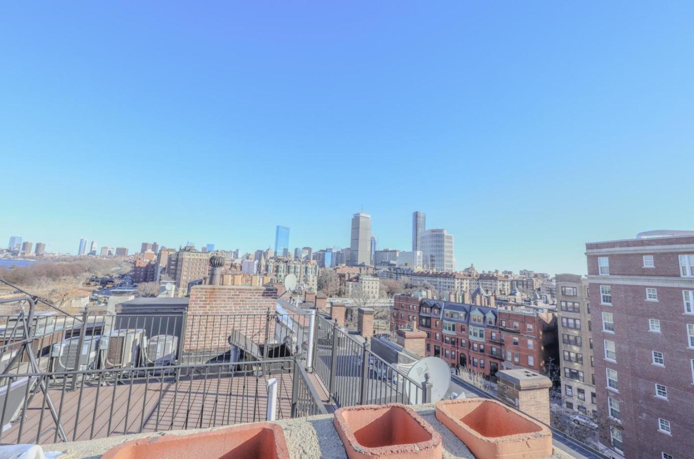 Luxurious Fenway 2br Penthouse With Roof Decks
