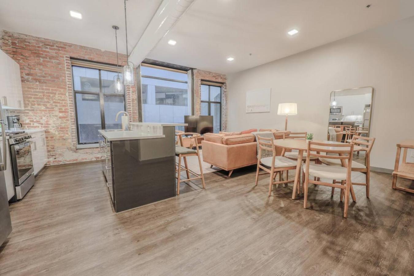 Elegant 2 Bedroom Prime Location Apartment Boston