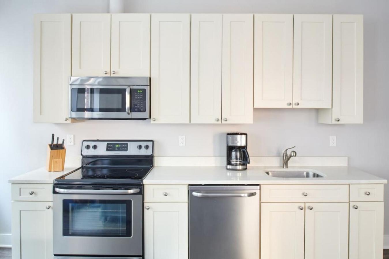 Bright Fidi 1 Bedroom Centrally Located Apartment *