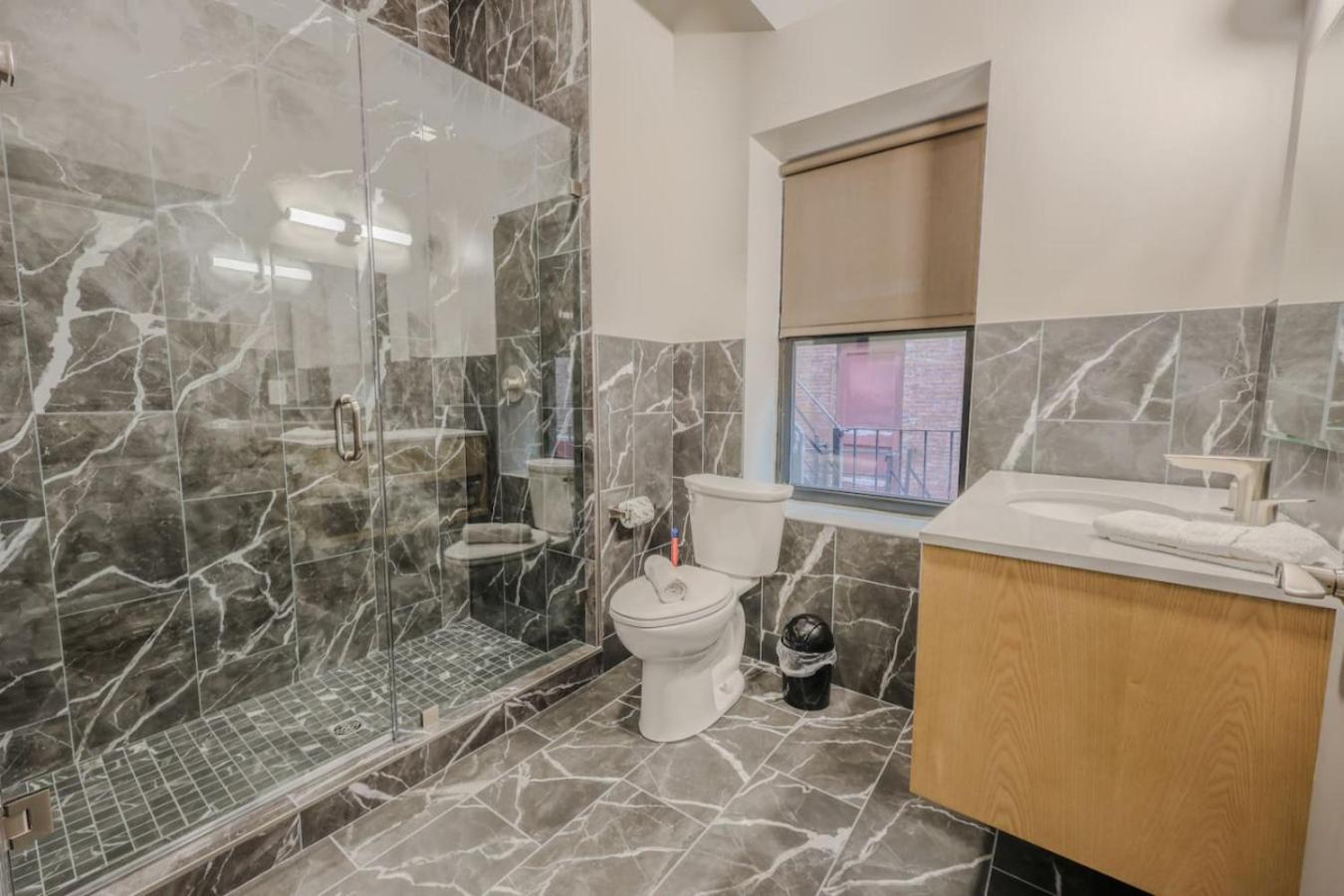 Luxury 2 Bedroom Apartment *