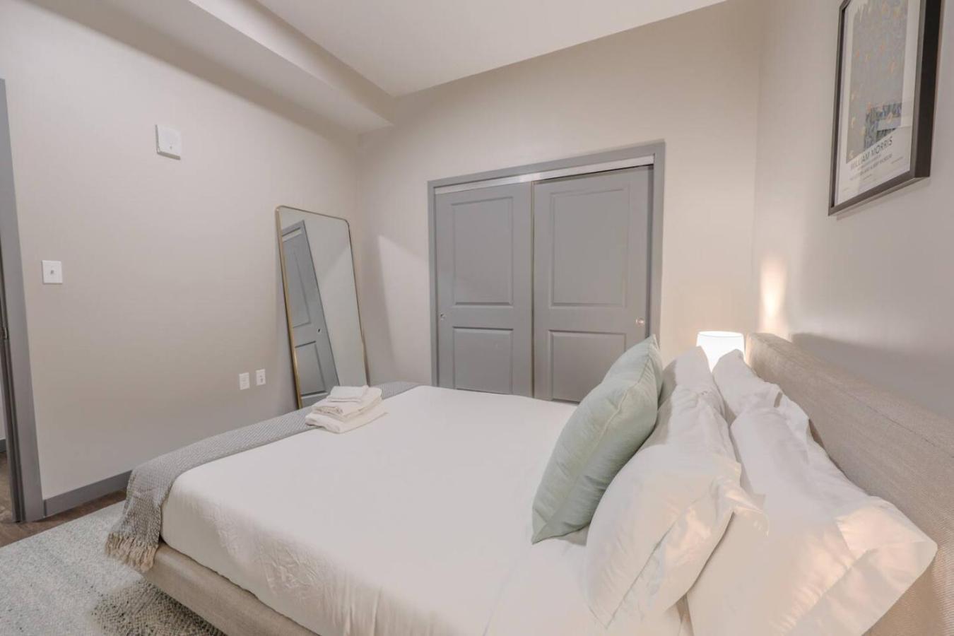 Luxurious Downtown 1 Bedroom Apartment *