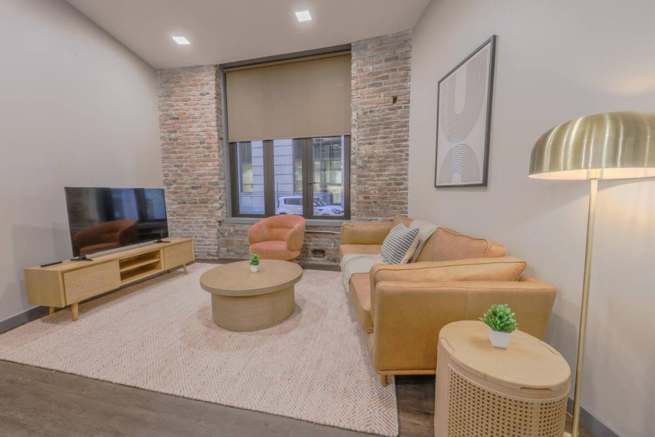 Luxurious Downtown 1 Bedroom Apartment *