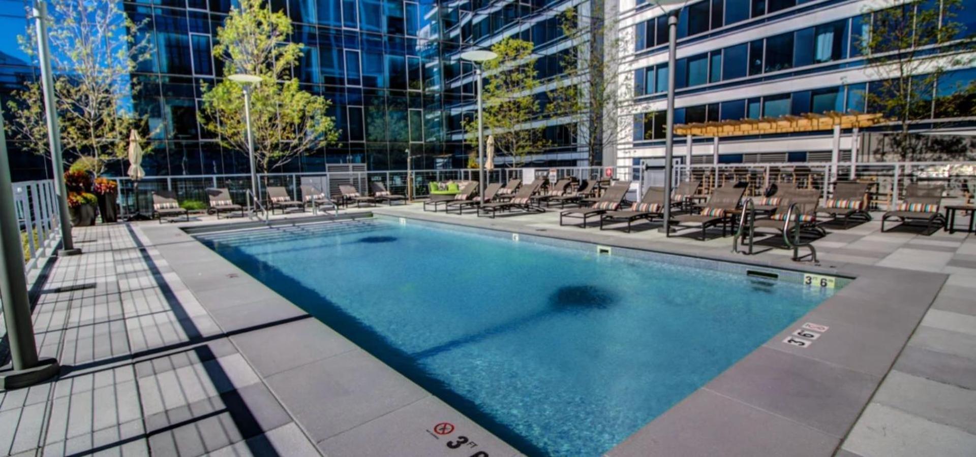 Luxury Seaport With Gym And Pool Apartment