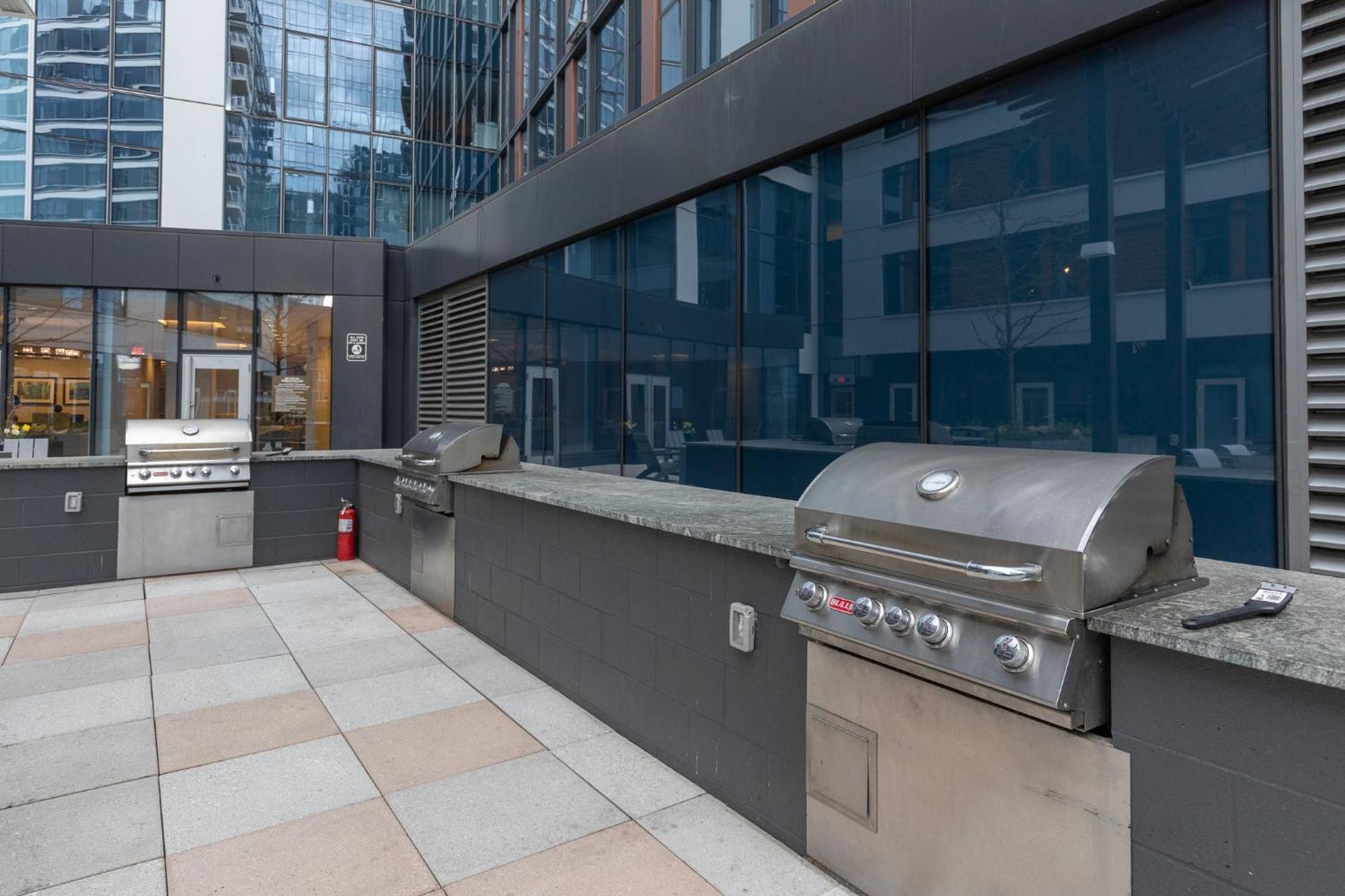 Luxury With Balcony In Seaport Apartment