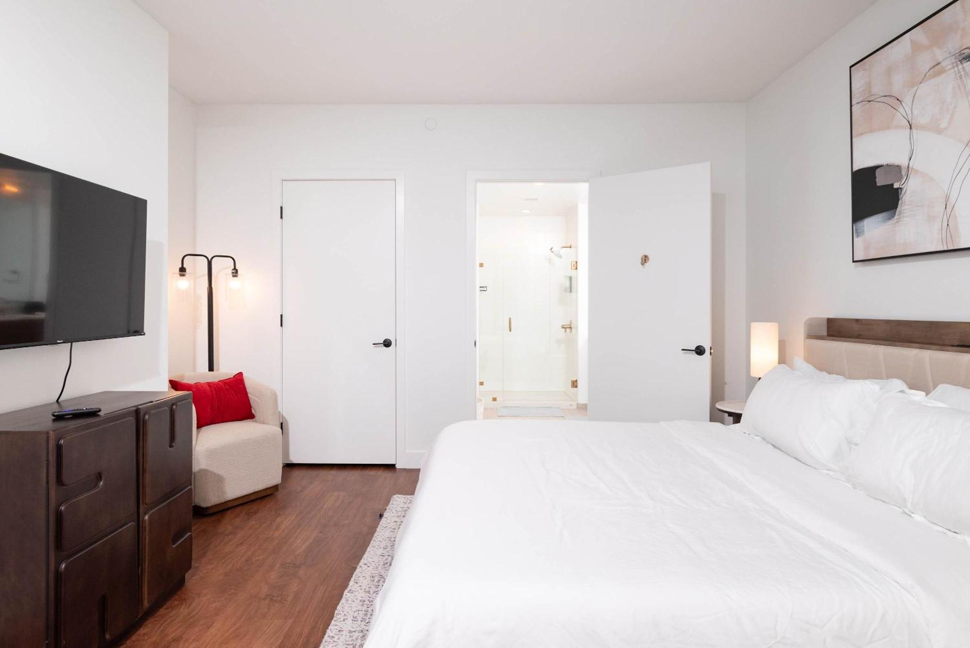 Back-bay Upscale Rooftop & Parking *