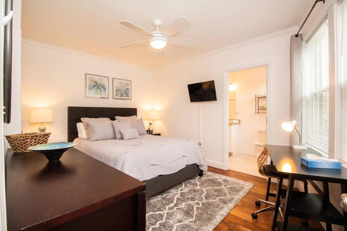 Stylish 2br W Full Kitchen, Laundry & Cen Air * Boston