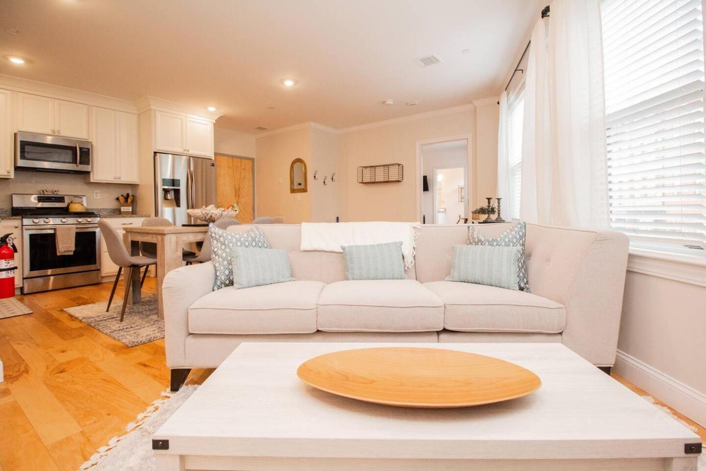 Stylish 2br W Full Kitchen, Laundry & Cen Air Apartment Boston