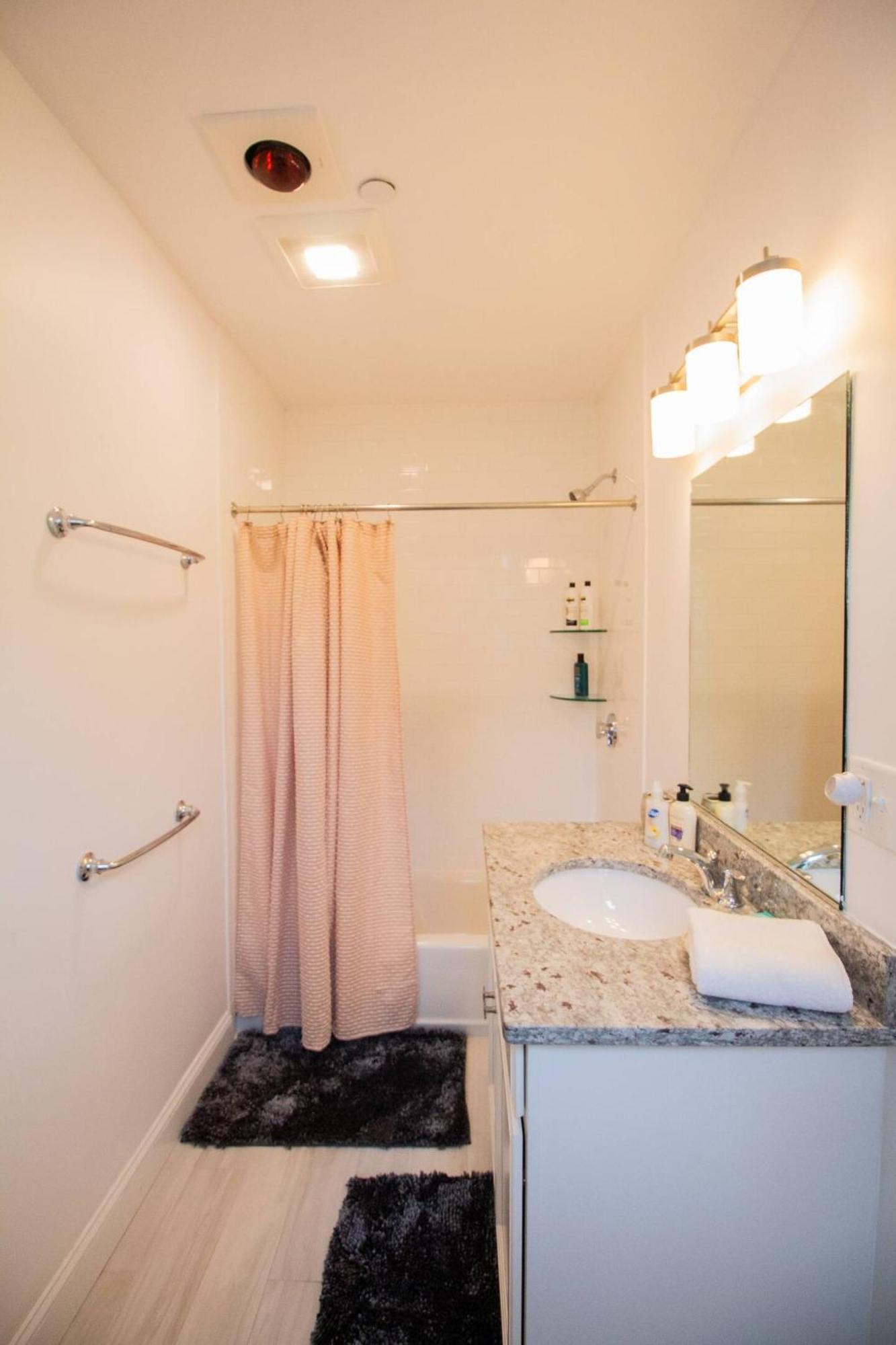 Stylish 2br W Full Kitchen, Laundry & Cen Air * Boston