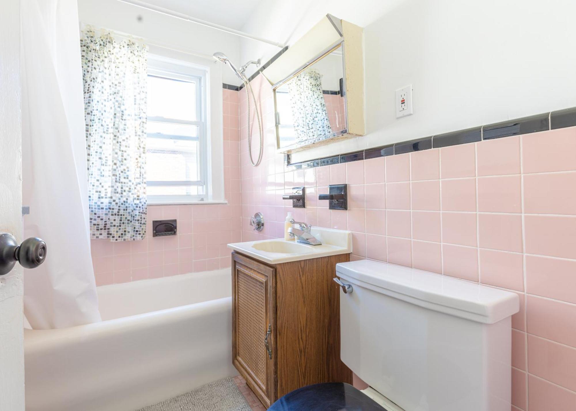 154r Newley Renovated Sunny Spacious Quite In Brighton
