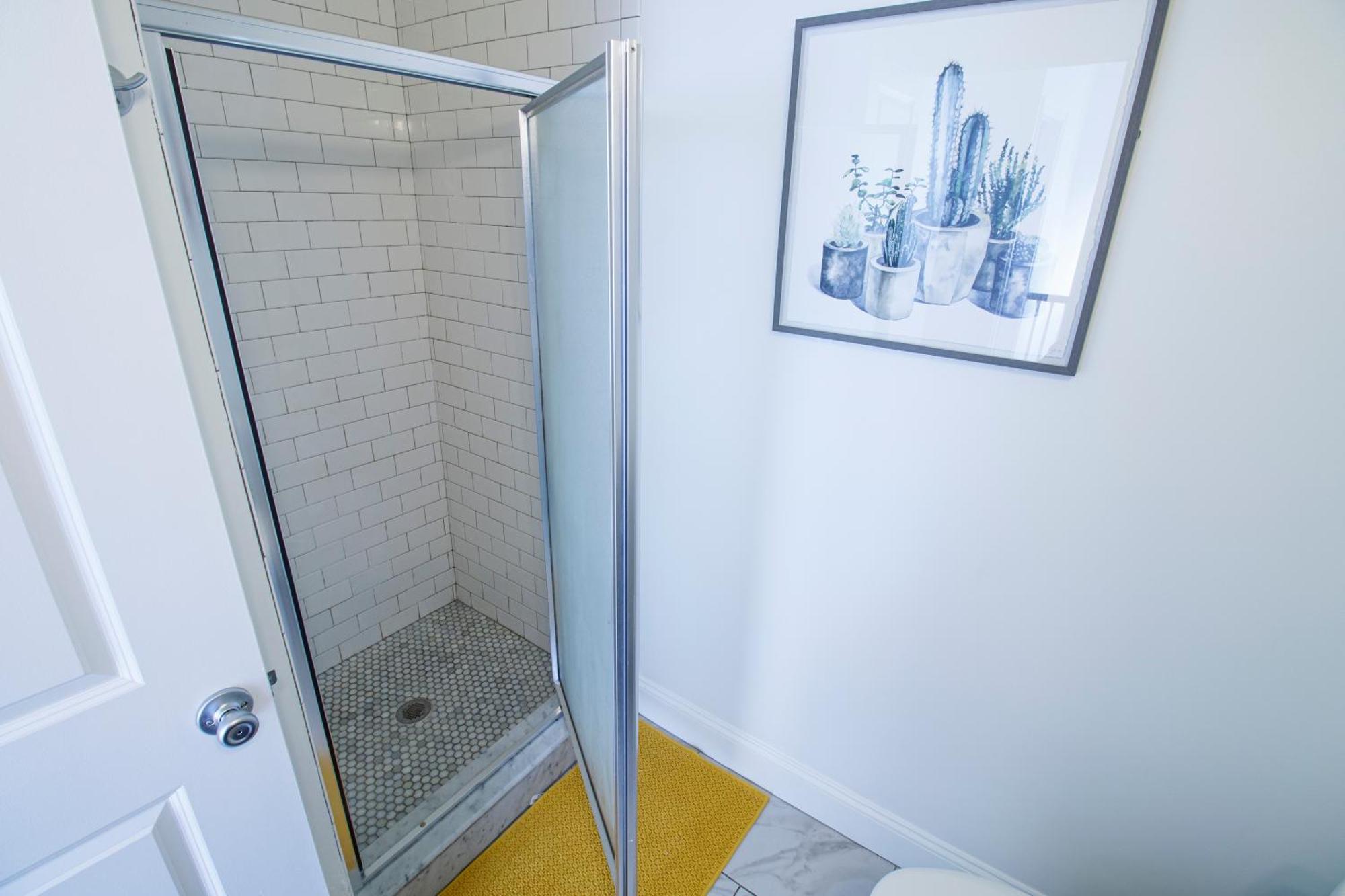 Apartment Modern & Spacious 4-bedroom In Roxbury