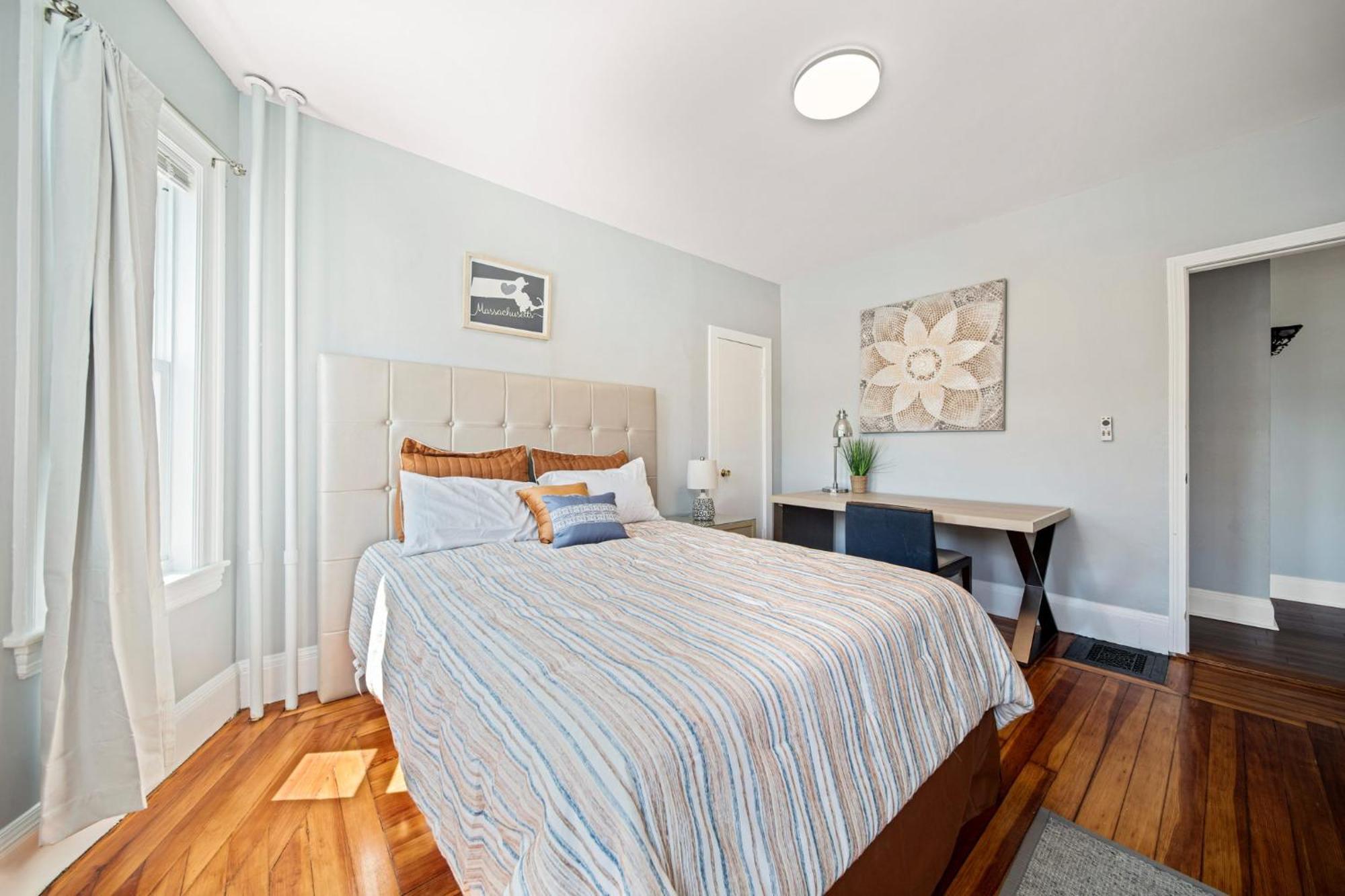 Well-lit Bedroom Near Transit And Charles River * Boston