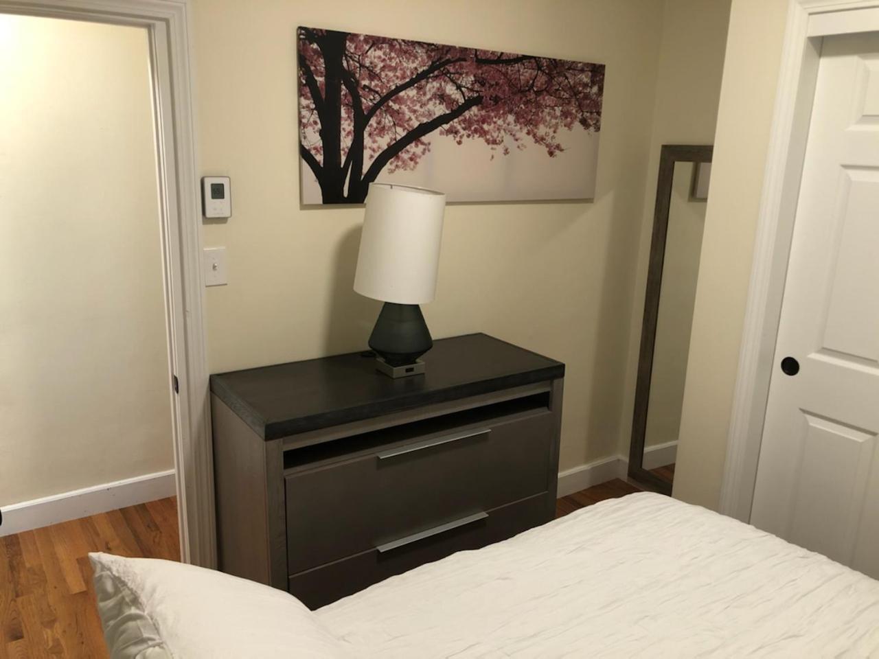 Modern Renovated 2-bedroom In South Apartment