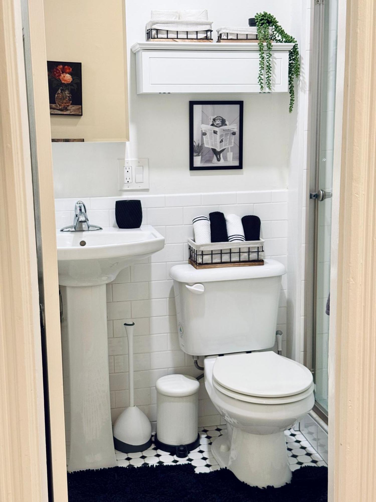 Chic Living On Newbury Street Apartment *