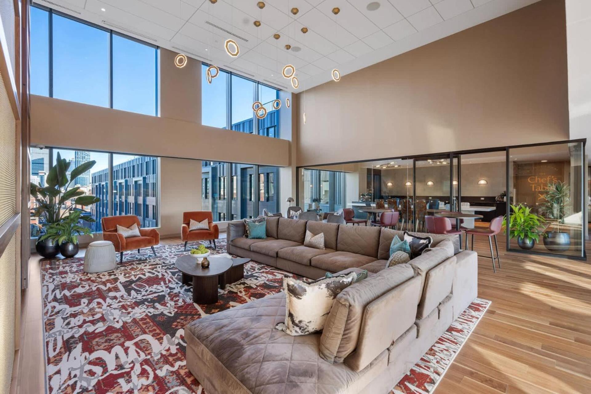 Gorgeous Heart Of Downtown Apartment *