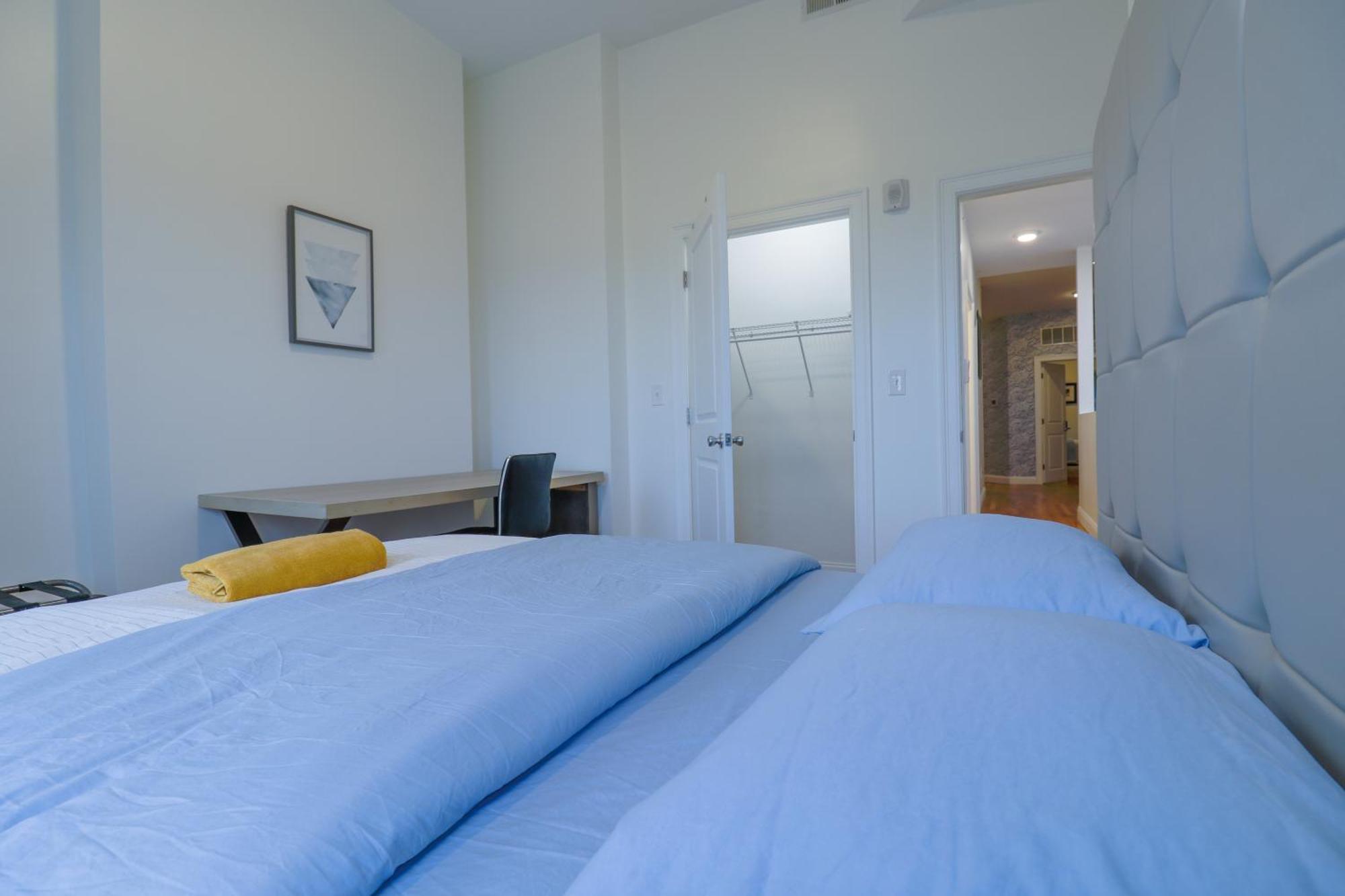 Modern & Spacious 4-bedroom In Roxbury Apartment *