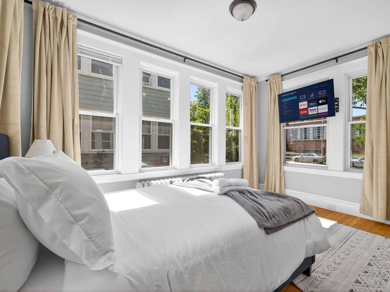 Vintage 5br In With Free Parking Apartment Boston