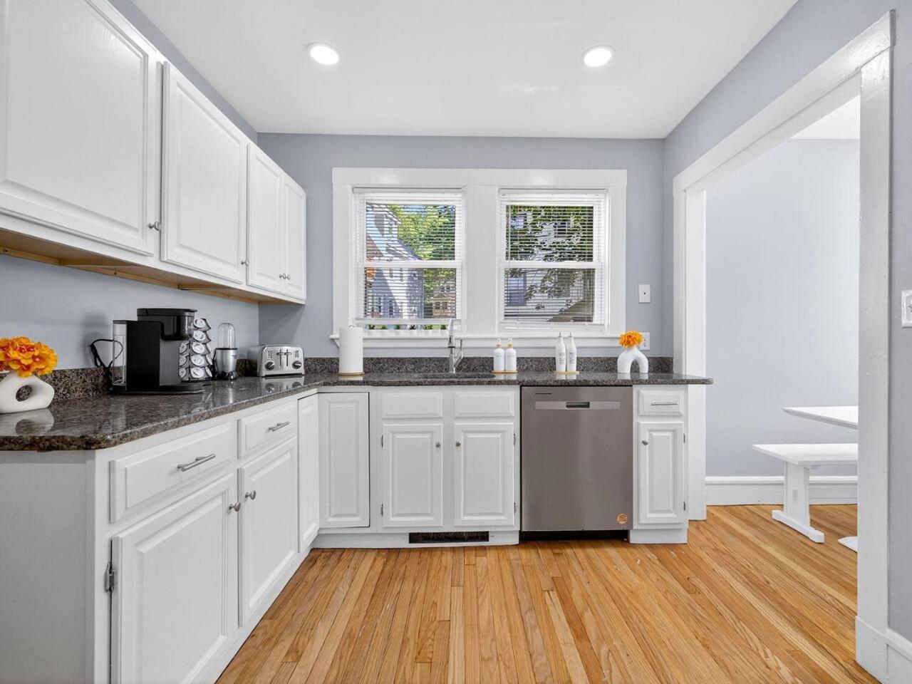 Vintage 5br In With Free Parking