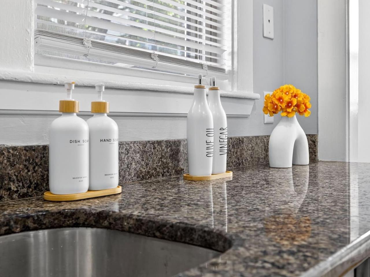 Vintage 5br In With Free Parking Apartment *