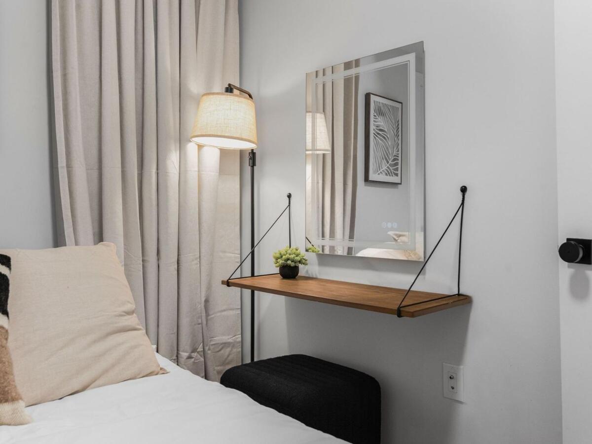 Modern 5b3b In Steps To Convention Center Apartment