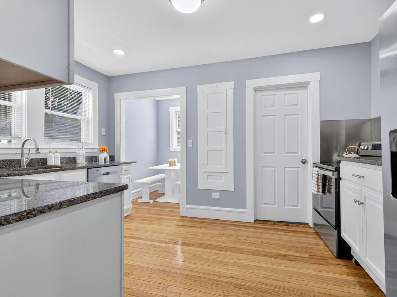 Vintage 5br In With Free Parking *