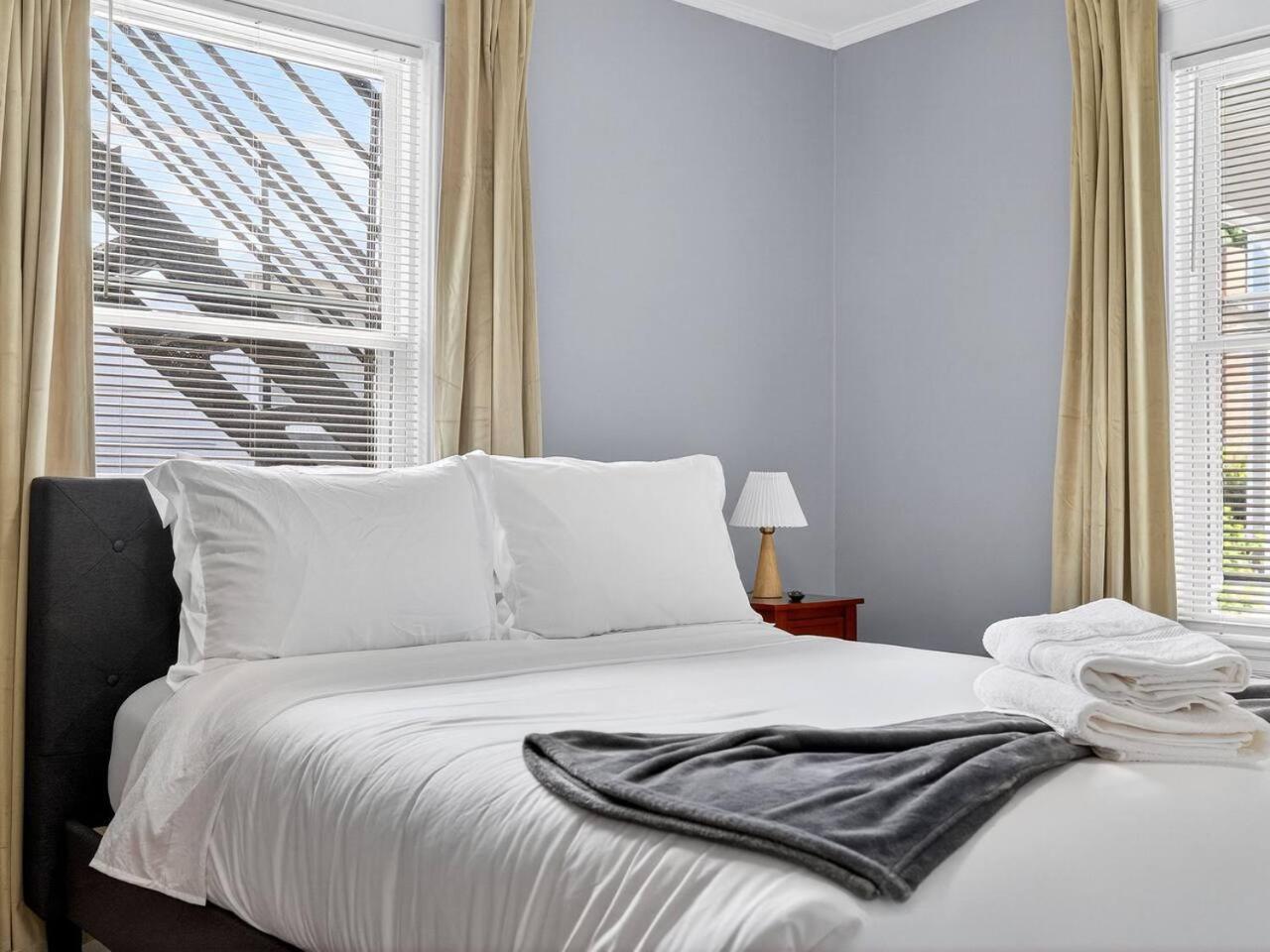 Vintage 5br In With Free Parking Apartment