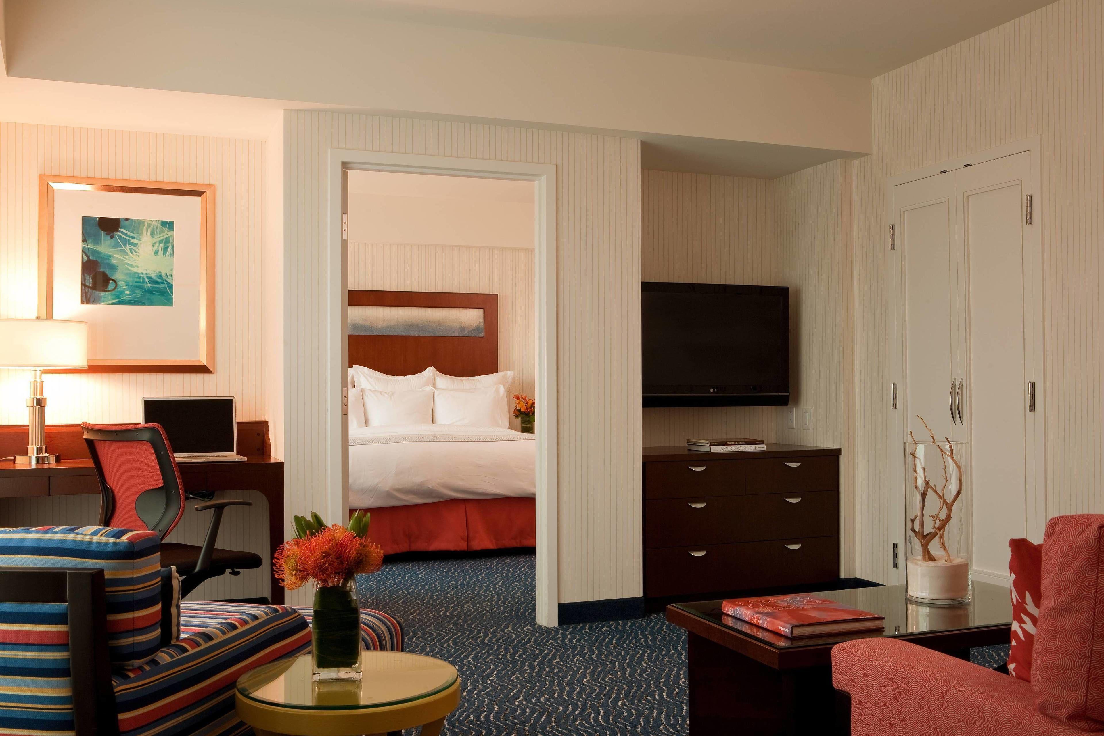 Renaissance Seaport District 4*