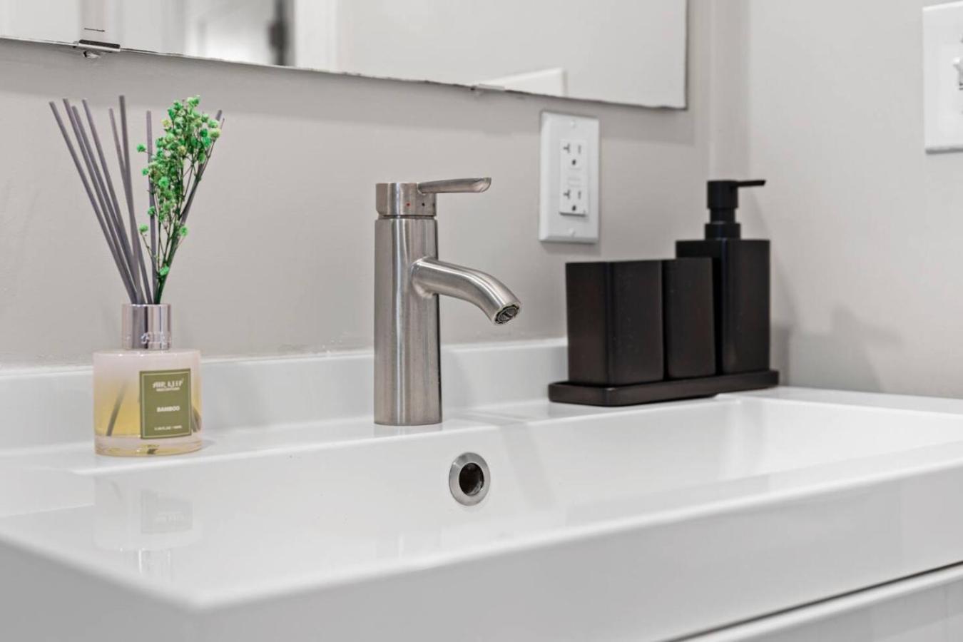 Luxury 3br In With Roku Tv * Boston