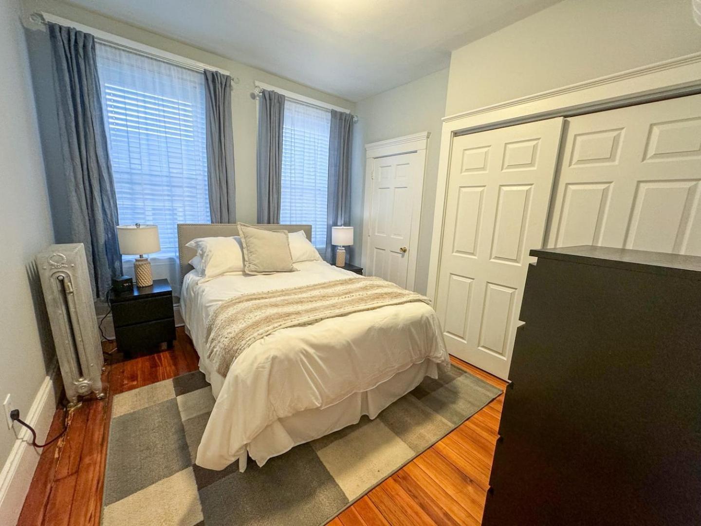 Apartment Spacious 3bed, 2bath, Near Hospitals & Transports Brookline