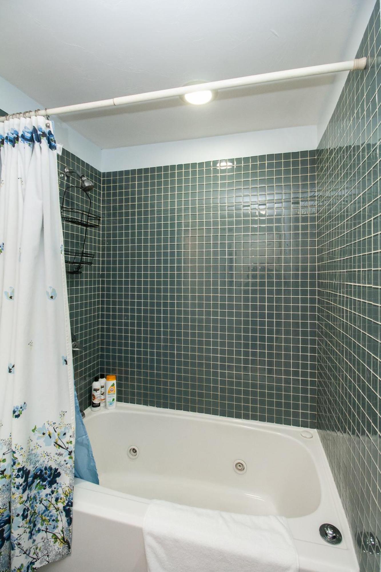 Apartment Renovated Studio, Steps To Mgh, Suffolk, Sleeps 4