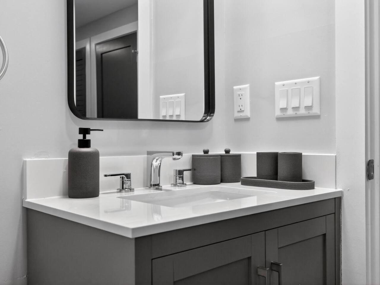 Luxe 3bd Brighton Apartment